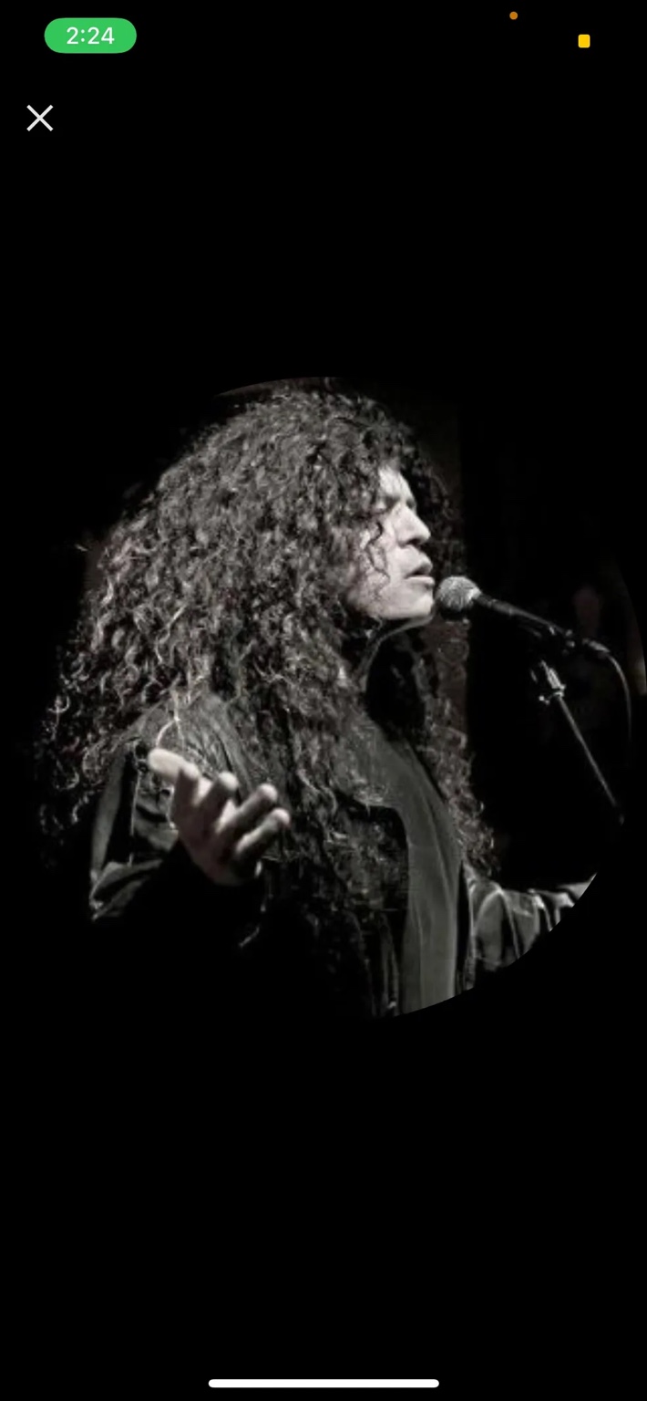 Dav Mikals performing